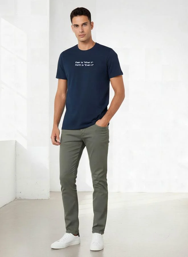 ايكونيك تيشيرت رجالي عصري بقصة ضيقة وأكمام قصيرة وطبعة